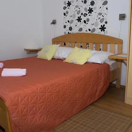 Apartment In With Balcony, Air Conditioning, Wifi, Washing Machine Vodice